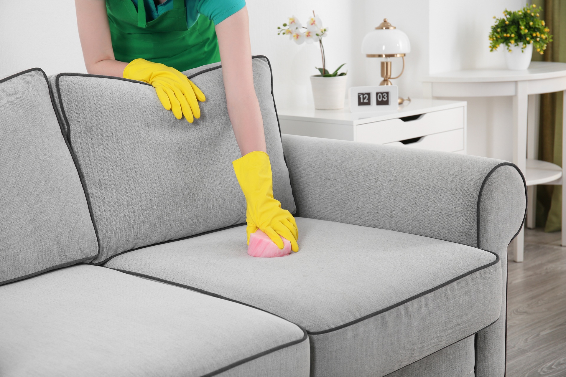 Как очистить тканевую обивку дивана